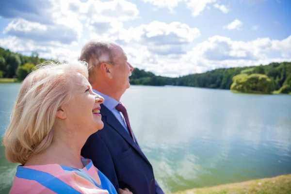 Ett Äldre Par Promenad Country Park — Stockfoto