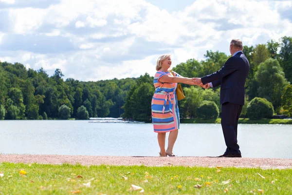 Casal Idosos Passeio Parque Campo — Fotografia de Stock