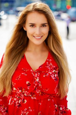 Portre yakın çekim içinde kırmızı, yaz sokak açık havada Genç güzel mutlu sarışın kadın