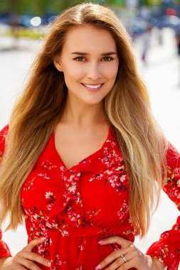 Portre yakın çekim içinde kırmızı, yaz sokak açık havada Genç güzel mutlu sarışın kadın