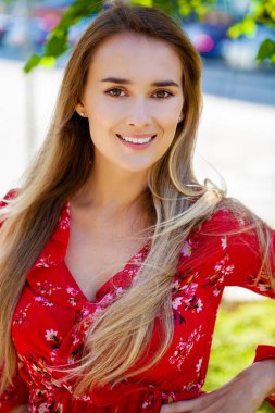 Portre yakın çekim içinde kırmızı, yaz sokak açık havada Genç güzel mutlu sarışın kadın