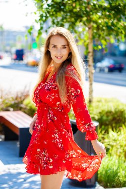 Portre yakın çekim içinde kırmızı, yaz sokak açık havada Genç güzel mutlu sarışın kadın