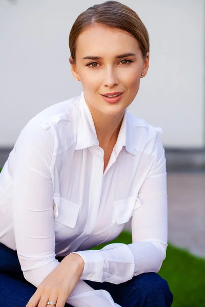 Secretaria Mujer Feliz Close Retrato Joven Rubia Negocios Camisa Blanca — Foto de Stock