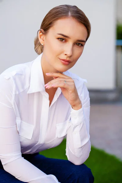 Secretária Mulher Feliz Close Retrato Jovem Loira Negócios Camisa Branca — Fotografia de Stock