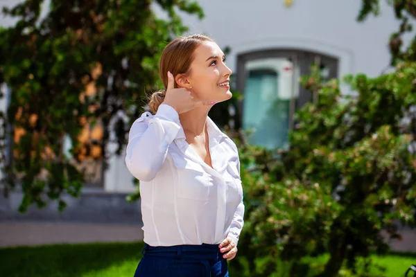 Affärskvinna Vacker Blond Flicka Ringer Mig Gest Sommar Street Utomhus — Stockfoto