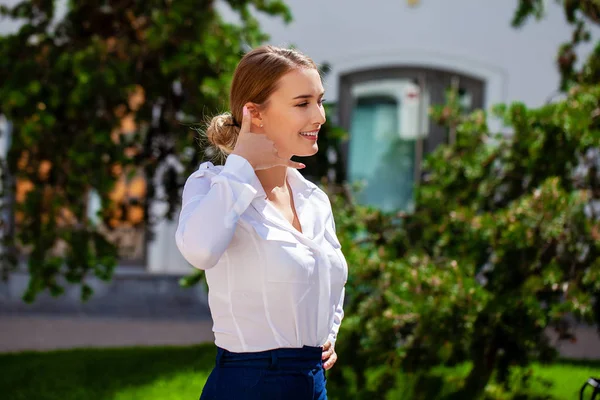 Zakenvrouw Mooi Blond Meisje Bellen Gebaar Zomer Straat Buitenshuis — Stockfoto