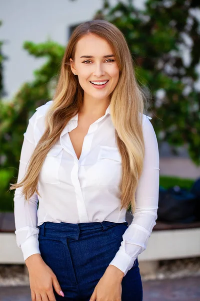 Sekretarka Szczęśliwa Kobieta Close Portret Młoda Biznesowa Blondynka Białej Koszuli — Zdjęcie stockowe