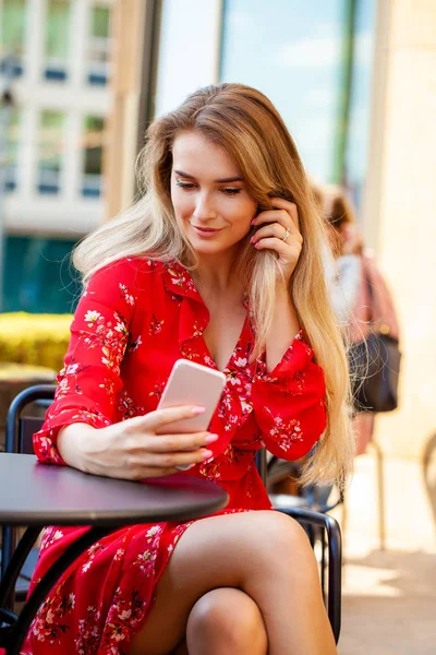 Joven Mujer Rubia Hermosa Vestido Rojo Tomando Fotos Misma Teléfono — Foto de Stock