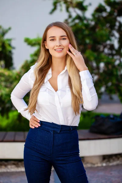 Secretaria Mujer Feliz Close Retrato Joven Rubia Negocios Camisa Blanca — Foto de Stock