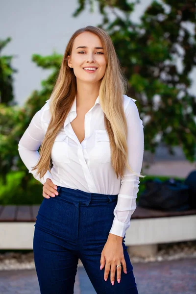 Secretaria Mujer Feliz Close Retrato Joven Rubia Negocios Camisa Blanca — Foto de Stock