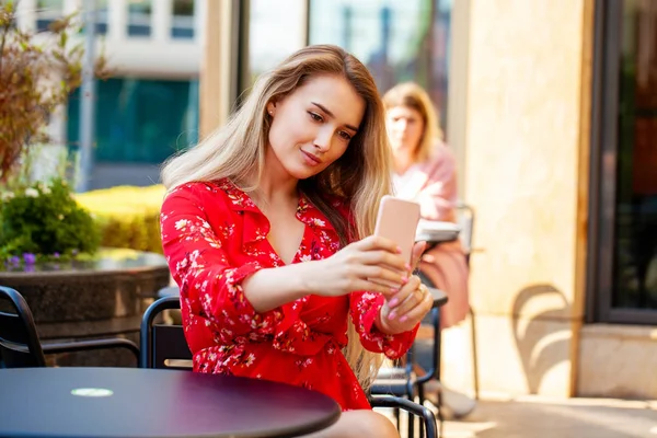 Joven Mujer Rubia Hermosa Vestido Rojo Tomando Fotos Misma Teléfono — Foto de Stock