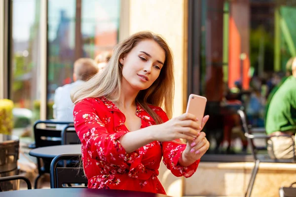 Joven Mujer Rubia Hermosa Vestido Rojo Tomando Fotos Misma Teléfono — Foto de Stock