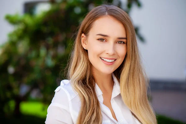 Sekreter Mutlu Kadın Kapalı Portre Yaz Caddesinde Beyaz Gömlekli Genç — Stok fotoğraf