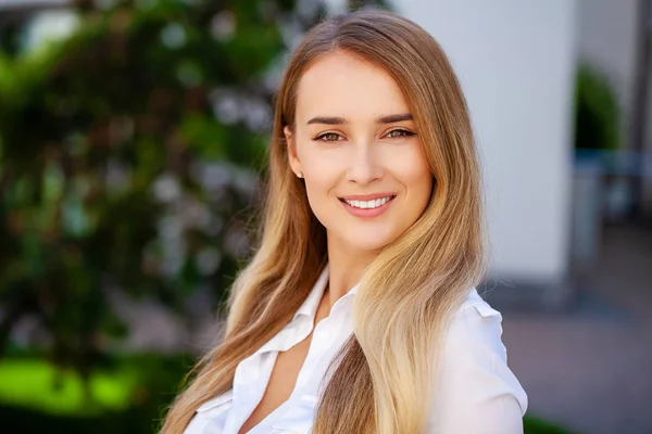 Secretaria Mujer Feliz Close Retrato Joven Rubia Negocios Camisa Blanca — Foto de Stock