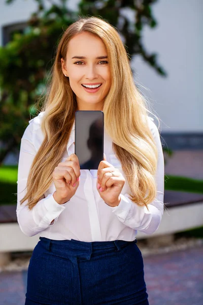 Junge Schöne Blonde Frau Zeigt Ihren Smartphone Bildschirm Sommerpark Freien — Stockfoto