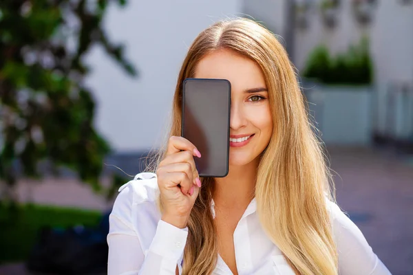 Fiatal Gyönyörű Szőke Mutatja Képernyő Smartphone Nyáron Szabadban Park — Stock Fotó