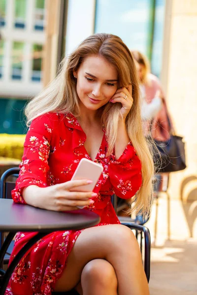 Portre yakın çekim içinde kırmızı, yaz sokak açık havada Genç güzel mutlu sarışın kadın