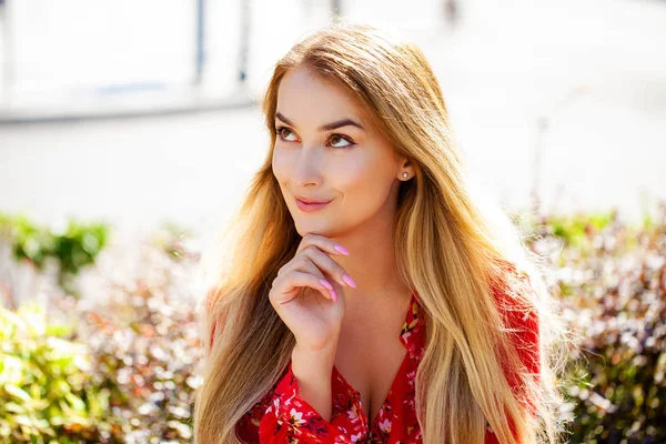 Portrét Zblízka Mladé Krásné Blondýny Červené Sexy Šaty Jarní Ulice — Stock fotografie