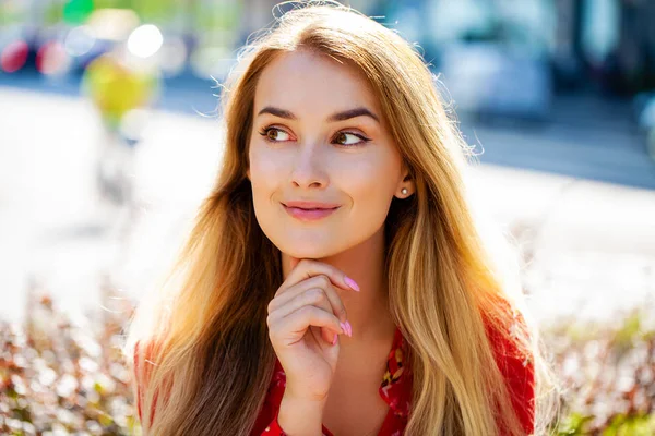Porträtt Närbild Ung Vacker Blond Kvinna Röd Sexig Klänning Vår — Stockfoto