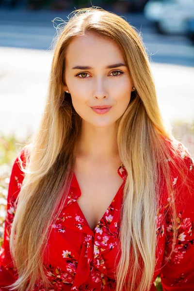 Retrato Cerca Joven Hermosa Mujer Rubia Vestido Sexy Rojo Calle — Foto de Stock