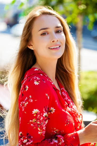 Retrato Cerca Joven Hermosa Mujer Rubia Feliz Vestido Rojo Calle — Foto de Stock