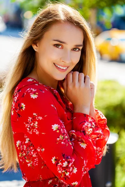 Portrét Zblízka Mladé Krásné Šťastné Blond Ženy Červených Šatech Letní — Stock fotografie