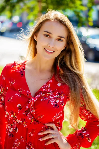 Πορτρέτο Κοντινό Νεαρή Όμορφη Ευτυχισμένη Γυναίκα Ξανθιά Κόκκινο Φόρεμα Καλοκαιρινό — Φωτογραφία Αρχείου