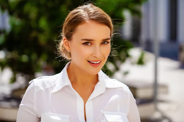 Secretaria Mujer Feliz Close Retrato Joven Rubia Negocios Camisa Blanca — Foto de Stock