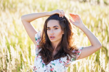 Kadın uyluk ve kalça beyaz yazlık elbise