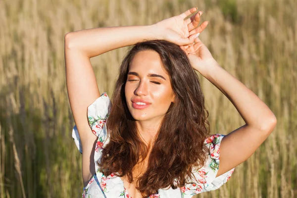 Ritratto Ravvicinato Giovane Bella Donna Bruna Abito Bianco Posa Tramonto — Foto Stock