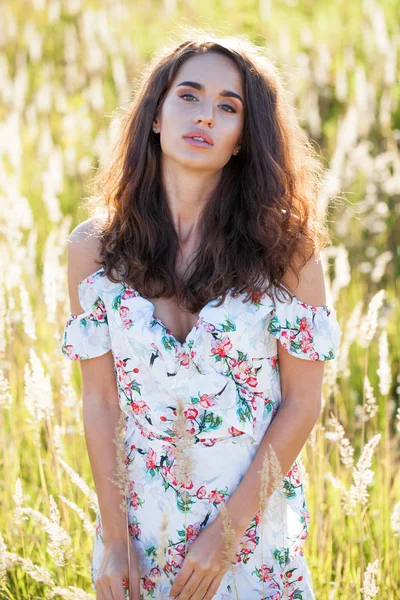 Retrato Close Jovem Bela Mulher Morena Vestido Branco Posando Pôr — Fotografia de Stock