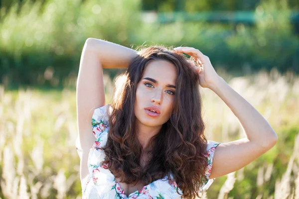 Retrato Cerca Joven Hermosa Morena Vestido Blanco Posando Atardecer Campo — Foto de Stock