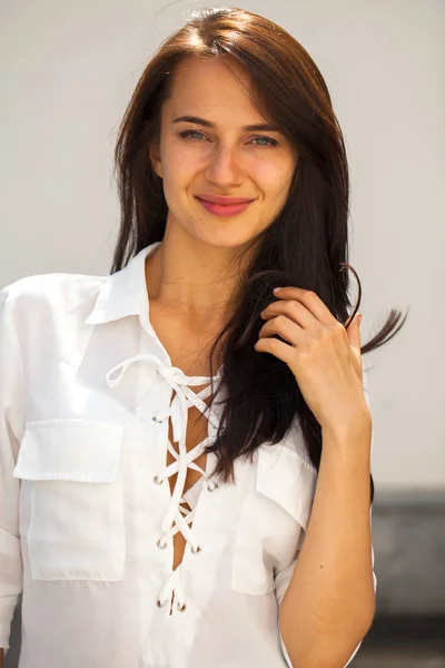 Gelukkig Mooie Brunette Vrouw Witte Blouse Geïsoleerd Muur Achtergrond — Stockfoto