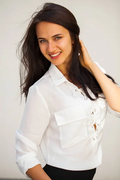 Mujer Morena Hermosa Feliz Blusa Blanca Aislada Sobre Fondo Pared — Foto de Stock