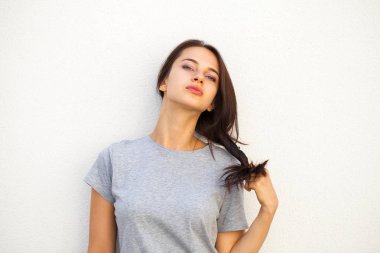 Beyaz arka plan üzerinde izole üzgün esmer kadın