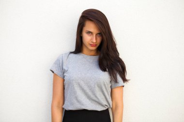 Beyaz arka plan üzerinde izole üzgün esmer kadın