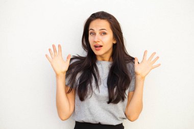 Vay canına. Beyaz arka plan üzerinde izole bir genç güzel esmer kadın portresi