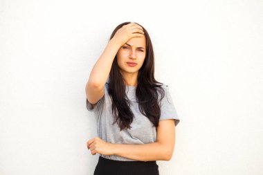 Beyaz arka plan üzerinde izole üzgün esmer kadın