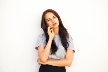 Beyaz arka plan üzerinde izole üzgün esmer kadın