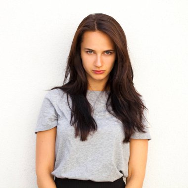 Beyaz arka plan üzerinde izole üzgün esmer kadın