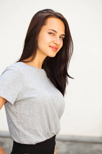 Feliz Bela Mulher Morena Cinza Shirt Isolado Fundo Parede Branca — Fotografia de Stock