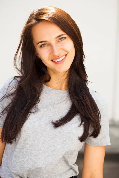 Happy Beautiful Brunette Vrouw Grijs Shirt Geïsoleerd Witte Muur Achtergrond — Stockfoto