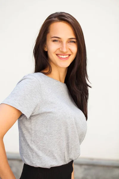 Mujer Morena Hermosa Feliz Camiseta Gris Aislado Fondo Blanco Pared — Foto de Stock