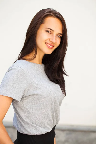 Feliz Bela Mulher Morena Cinza Shirt Isolado Fundo Parede Branca — Fotografia de Stock