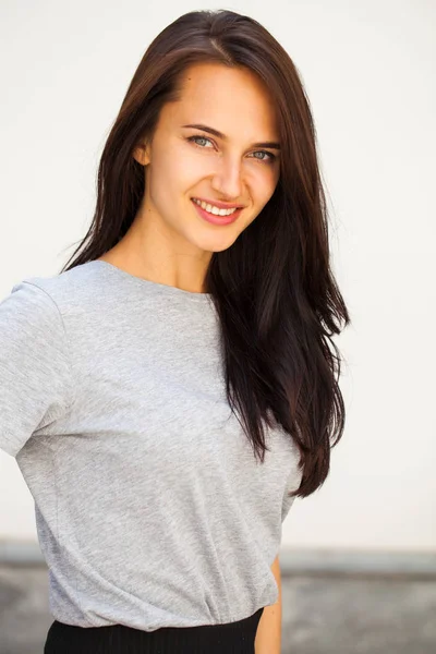 Mujer Morena Hermosa Feliz Camiseta Gris Aislado Fondo Blanco Pared — Foto de Stock