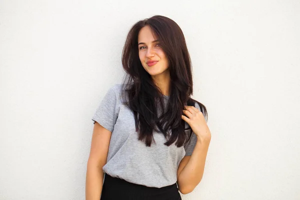 Mujer Morena Hermosa Feliz Camiseta Gris Aislado Fondo Blanco Pared — Foto de Stock