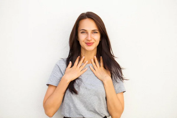 Feliz Bela Mulher Morena Cinza Shirt Isolado Fundo Parede Branca — Fotografia de Stock