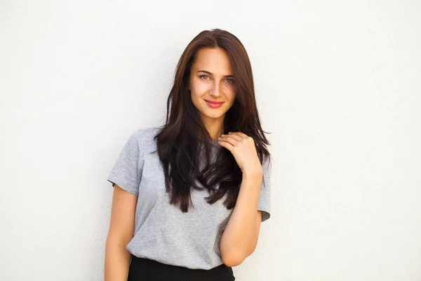 Mujer Morena Hermosa Feliz Camiseta Gris Aislado Fondo Blanco Pared — Foto de Stock