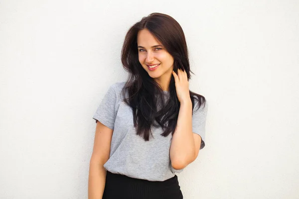 Mujer Morena Hermosa Feliz Camiseta Gris Aislado Fondo Blanco Pared — Foto de Stock