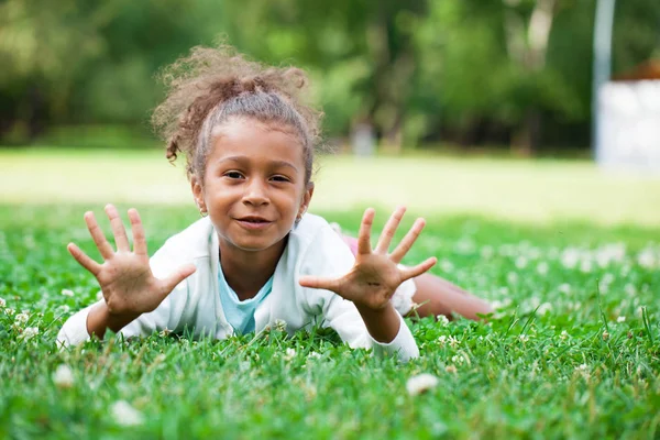 Nahaufnahme Porträt Einer Ziemlich Gemischten Rasse Afrikanisch Amerikanisches Kleines Mädchen — Stockfoto